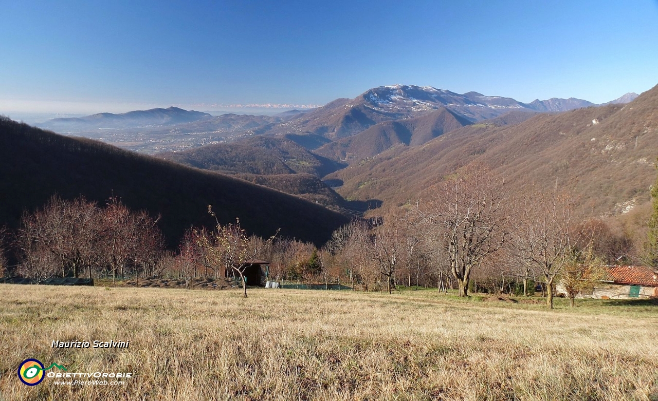 32 Panorama sulla Valle del Giongo, eccola lì sotto....JPG